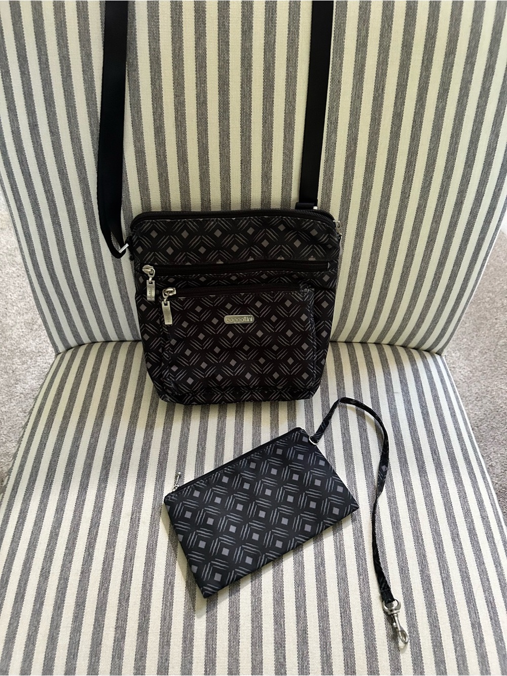 EUC Baggallini Geometric print Crossbody & Wristlet Set